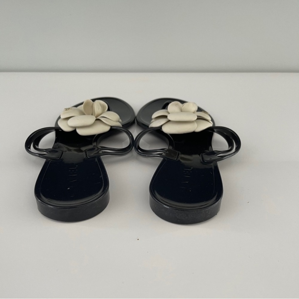 Camellia jelly thong sandals - Picture 2 of 8